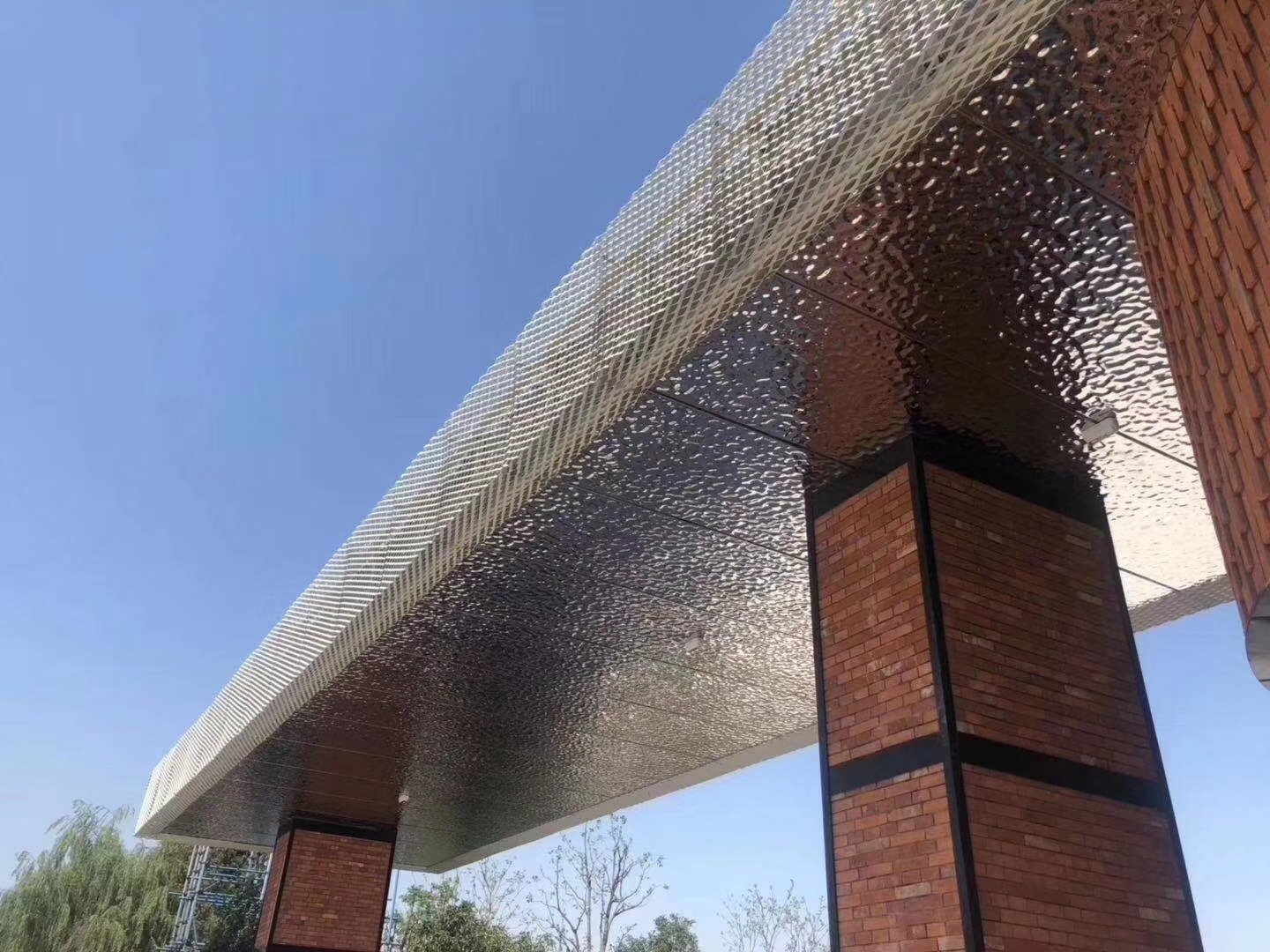 長(zhǎng)條不銹鋼水波紋吊頂圖片 長(zhǎng)條不銹鋼水波紋吊頂圖片